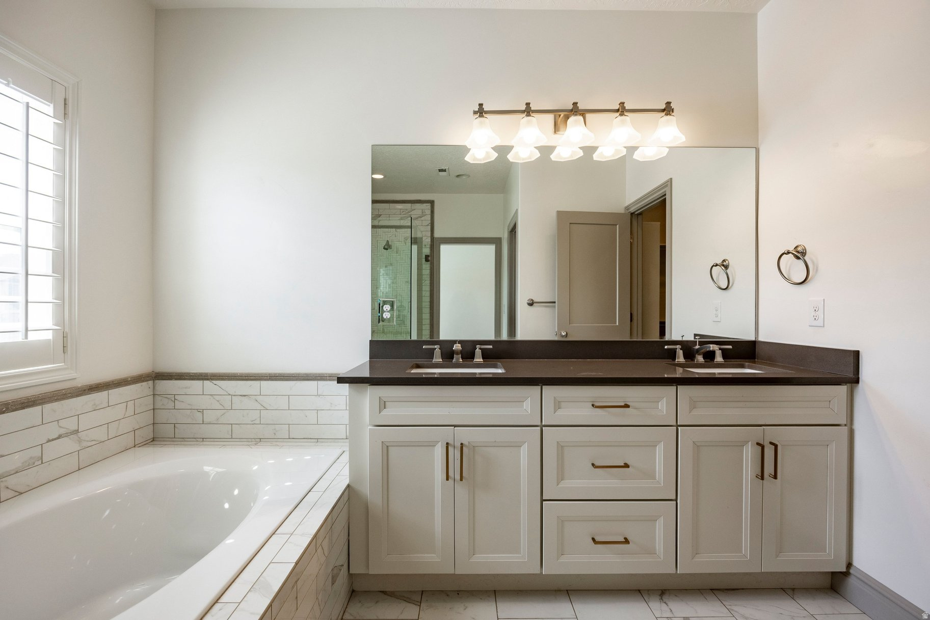 6432 W HOLLISTER WAY