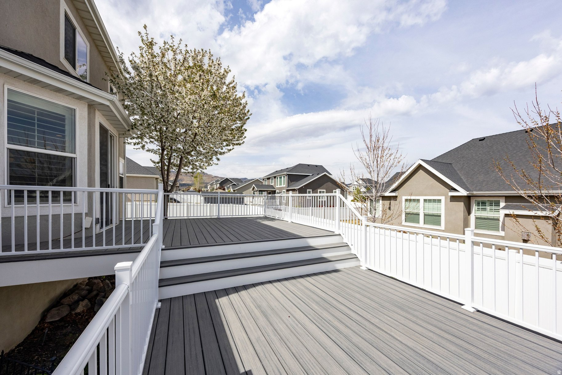 6432 W HOLLISTER WAY