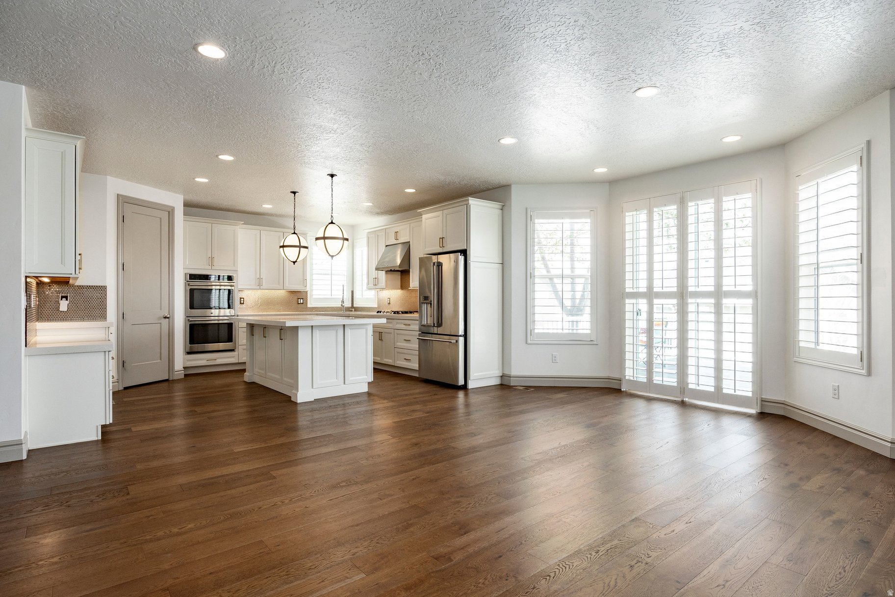 6432 W HOLLISTER WAY