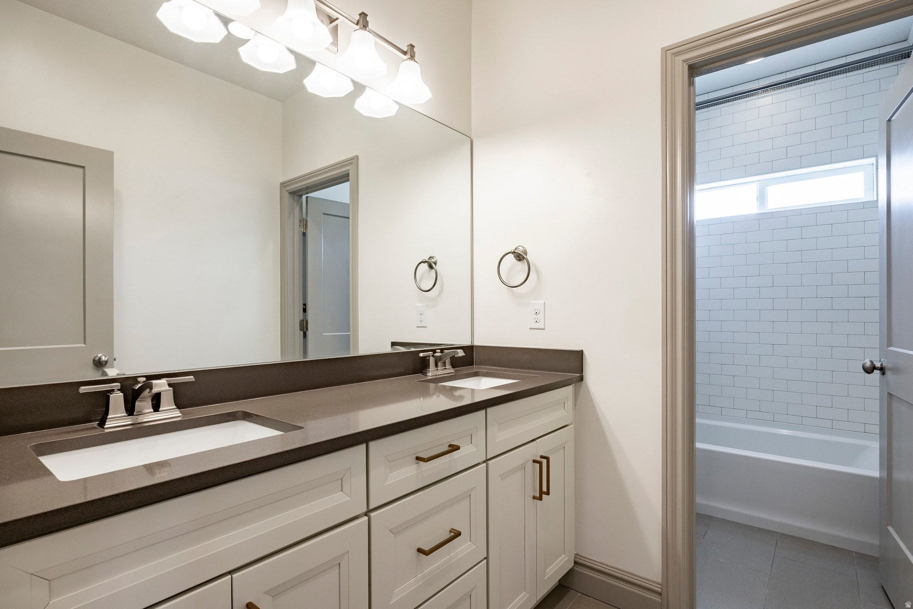 6432 W HOLLISTER WAY