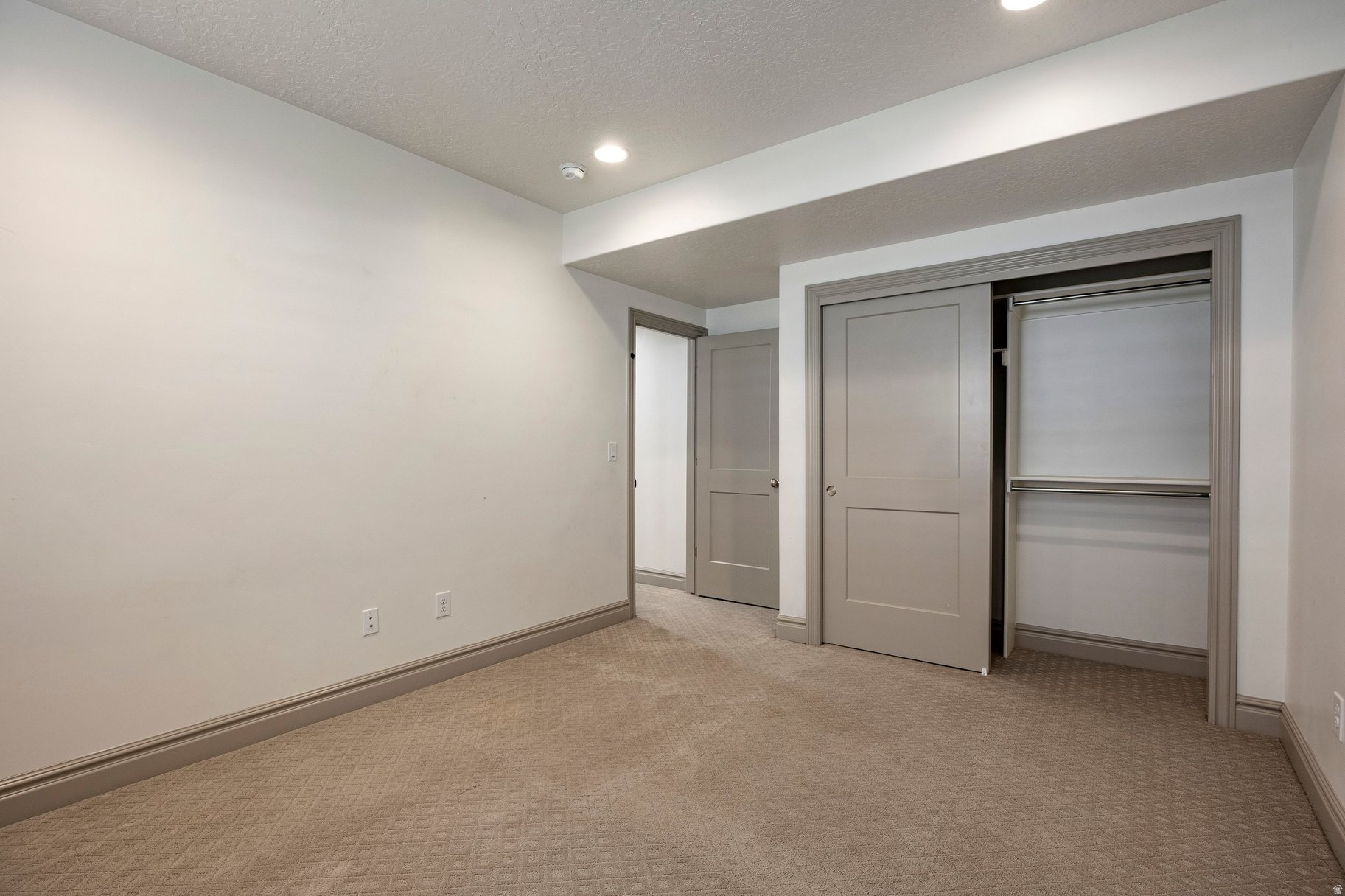 6432 W HOLLISTER WAY