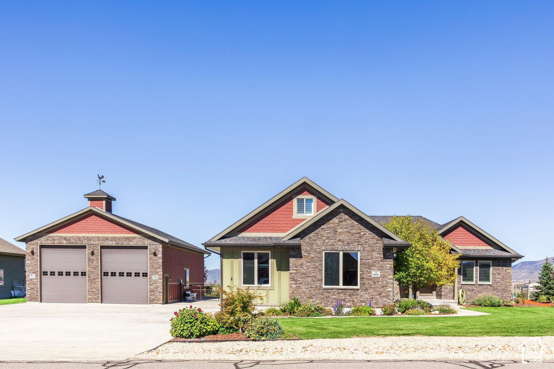 802 SPRUCE WAY