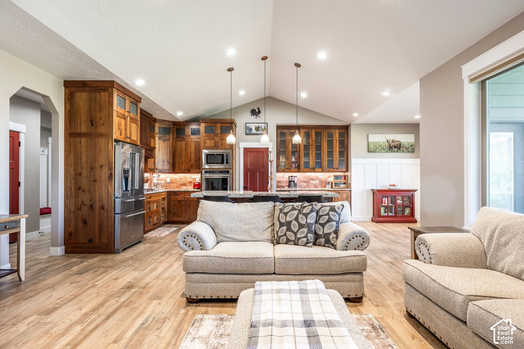 802 SPRUCE WAY
