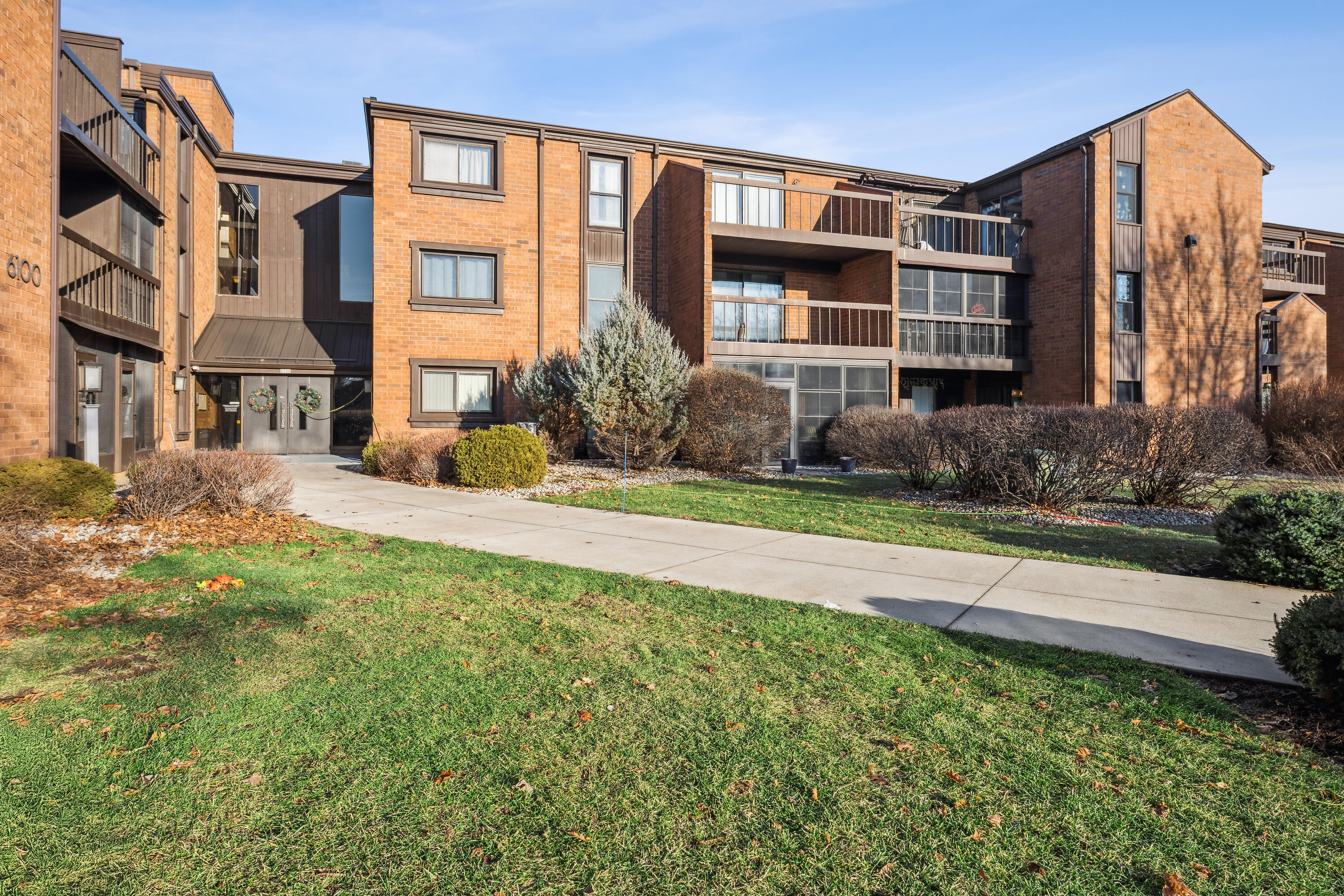 6100 W Stonehedge Dr, Unit 306, Greenfield