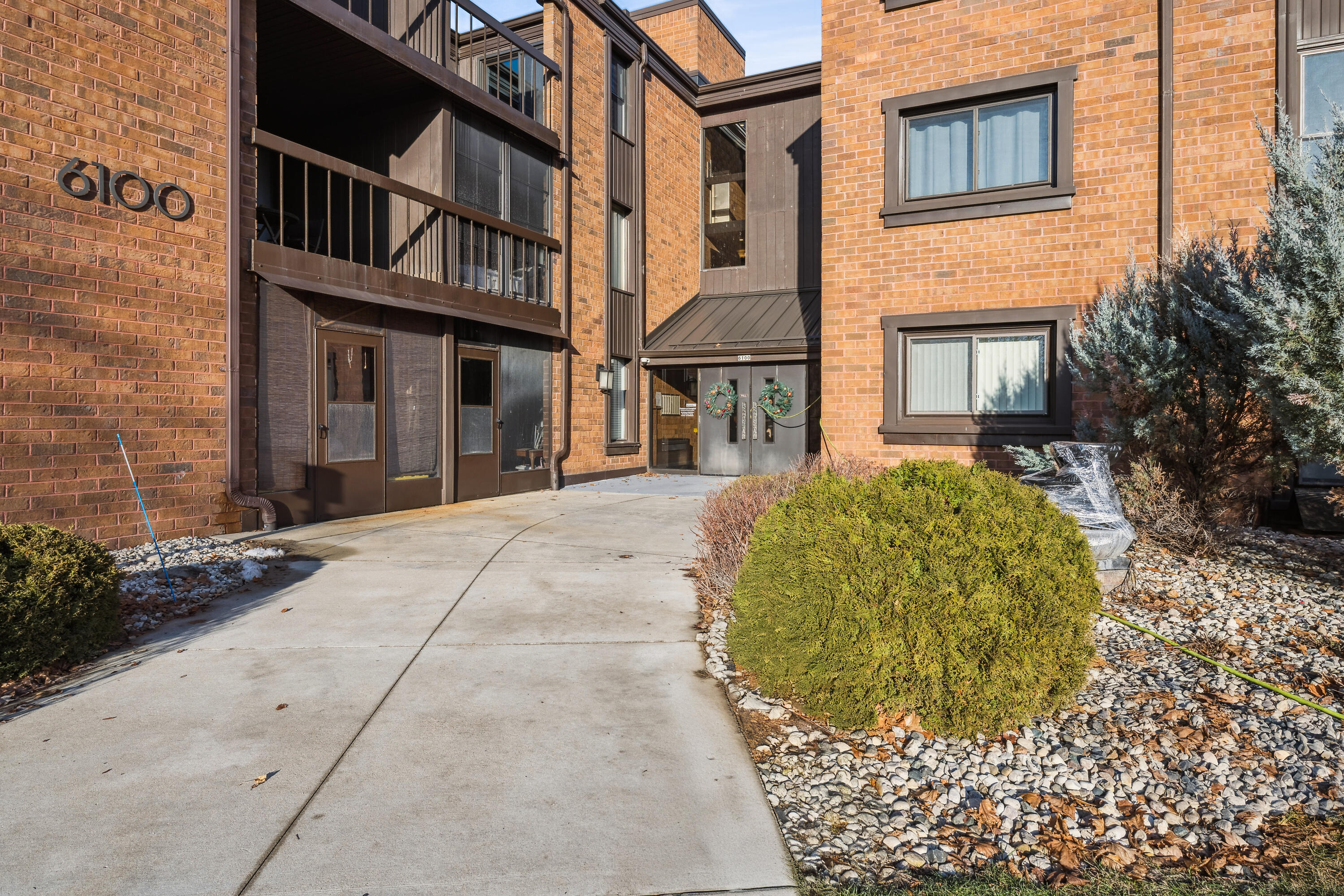 6100 W Stonehedge Dr, Unit 306, Greenfield