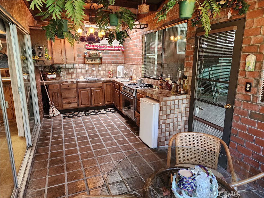 1123 W Sierra Madre Avenue