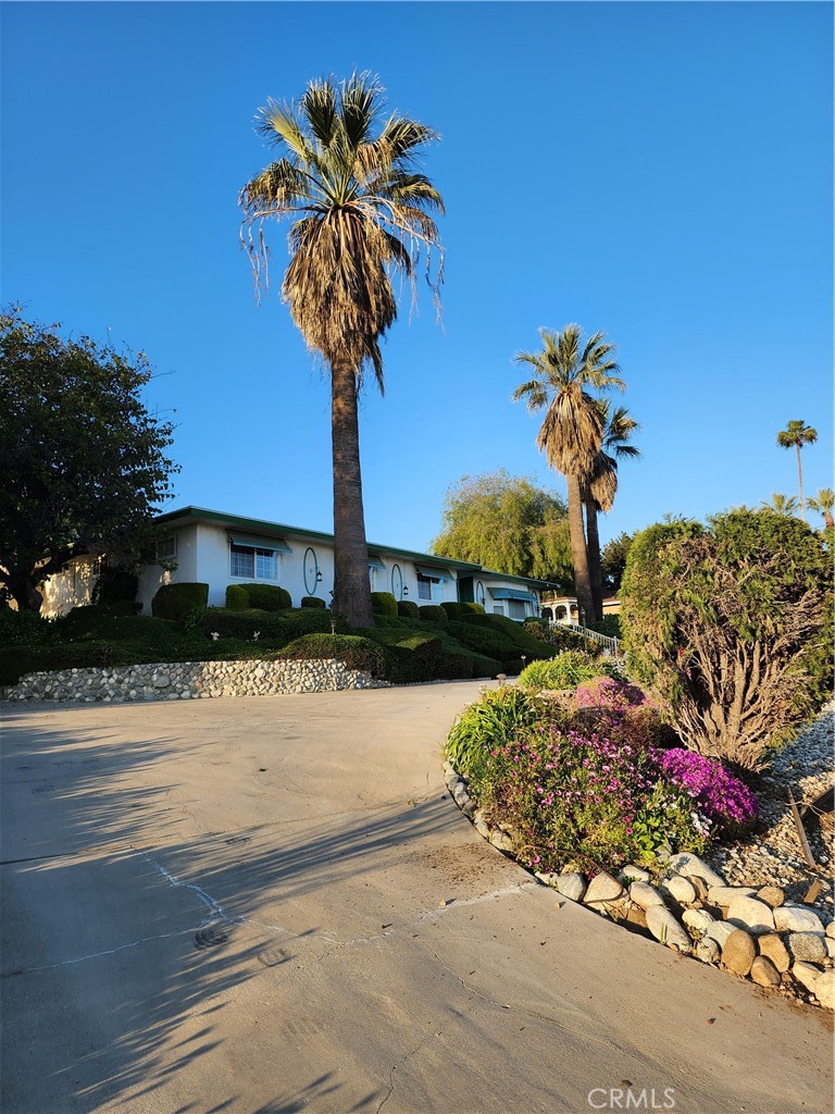 1123 W Sierra Madre Avenue