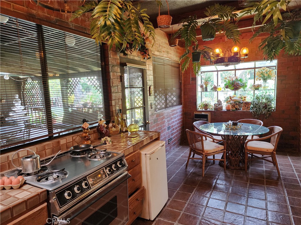 1123 W Sierra Madre Avenue