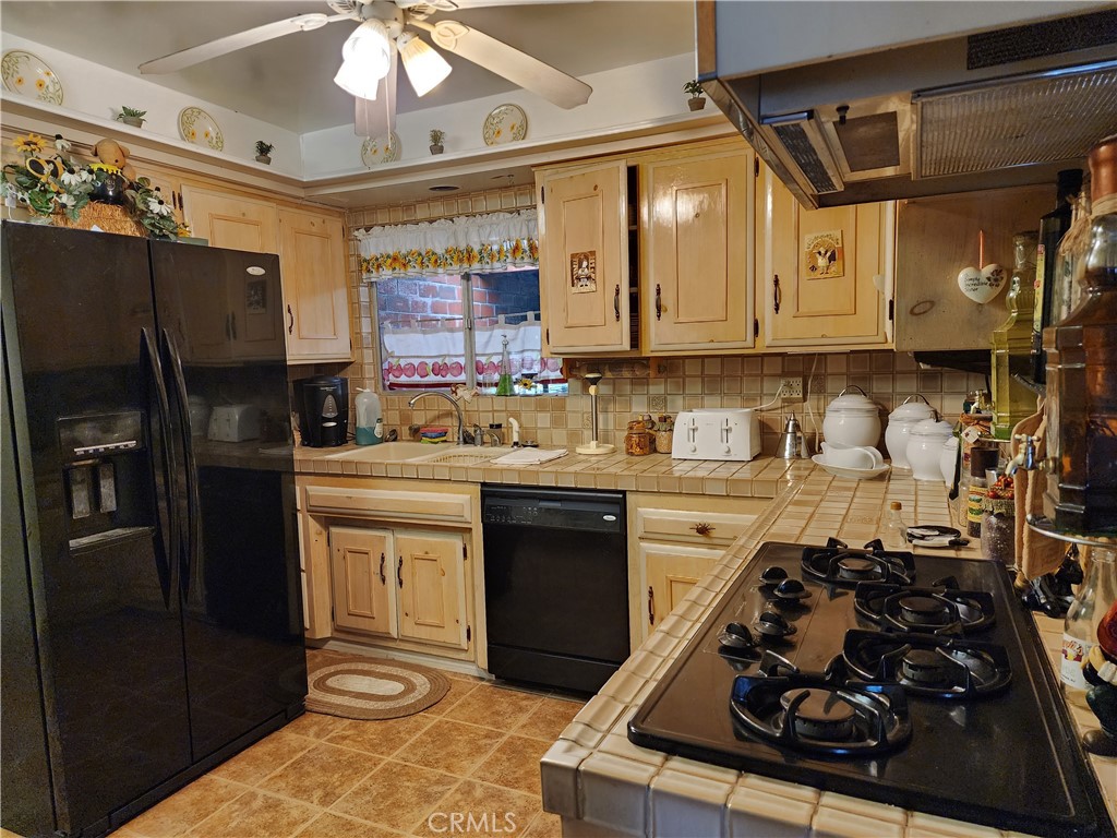 1123 W Sierra Madre Avenue