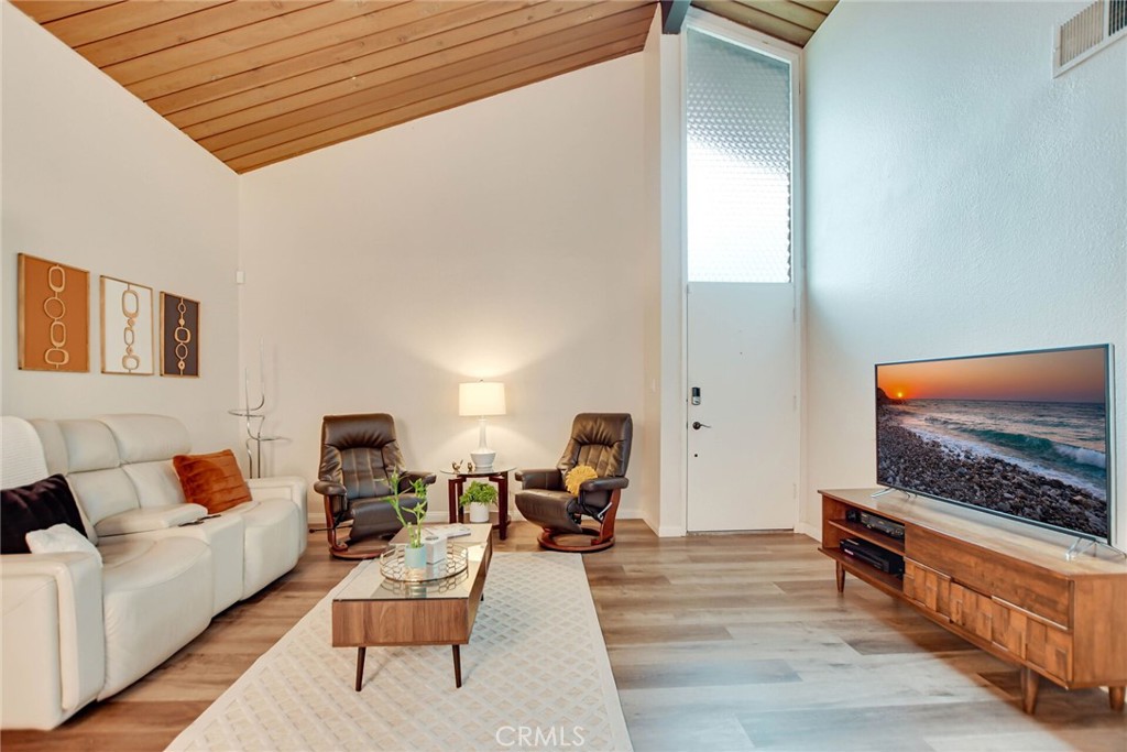1370 W 8th Street