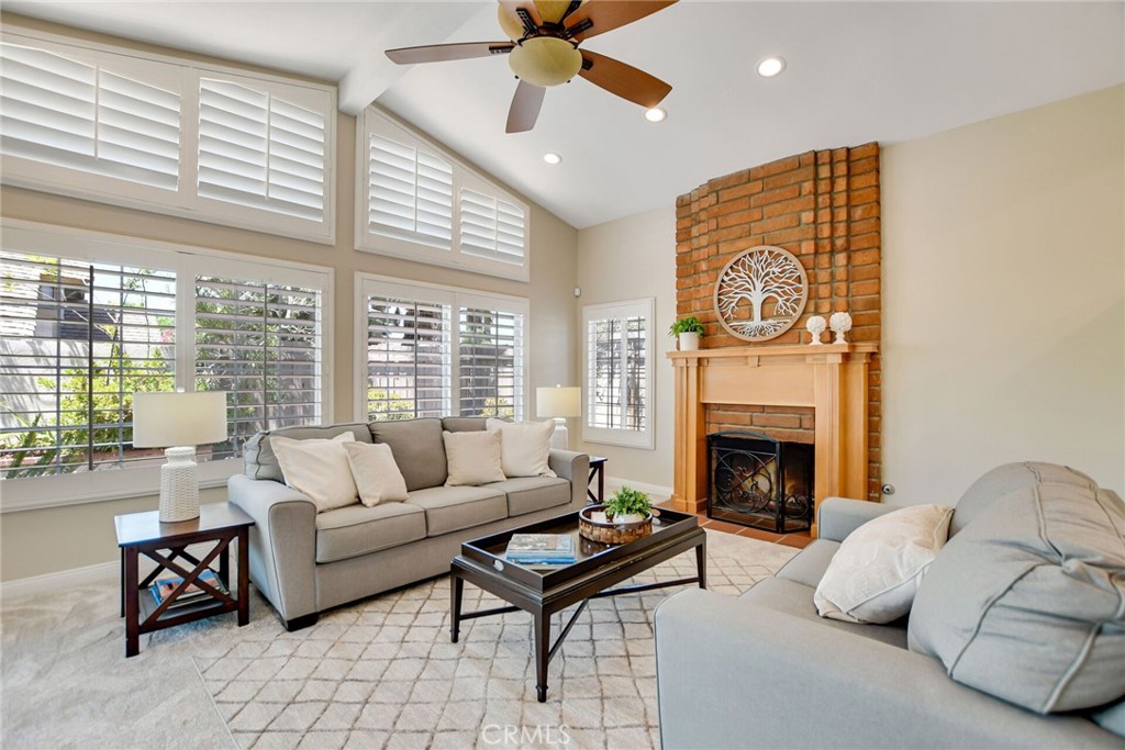 801 Avenida Loma