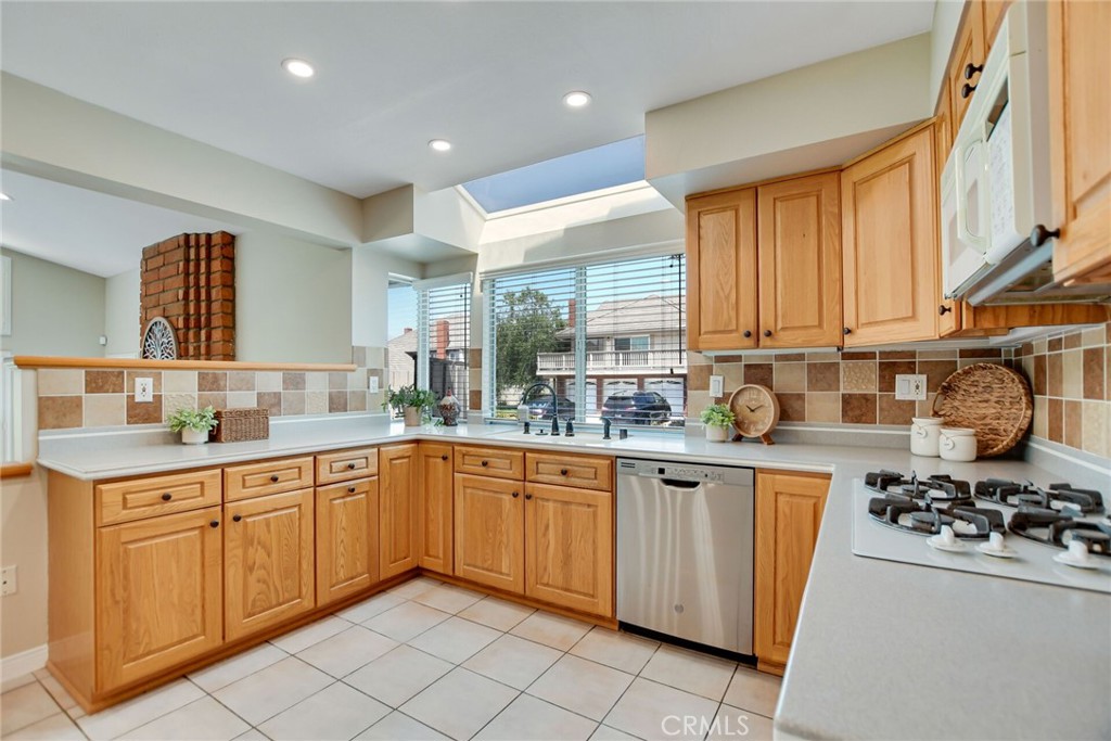 801 Avenida Loma