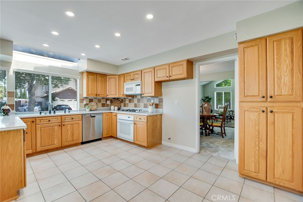 801 Avenida Loma
