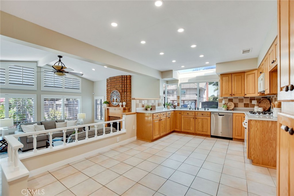 801 Avenida Loma