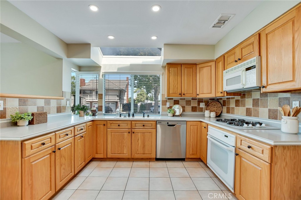 801 Avenida Loma
