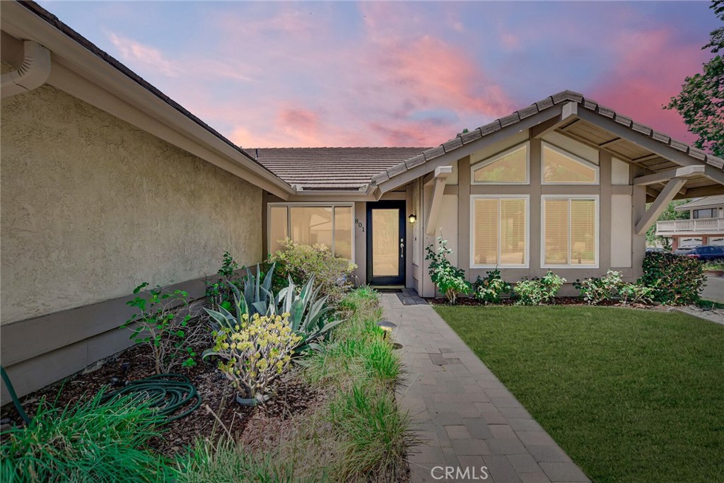 801 Avenida Loma