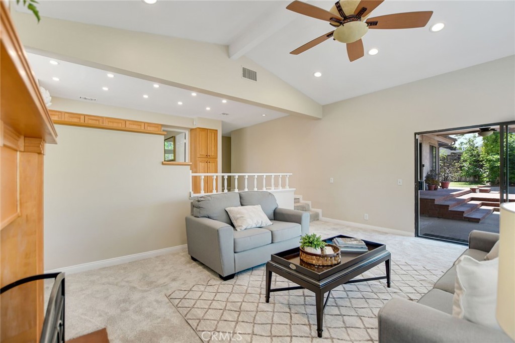 801 Avenida Loma