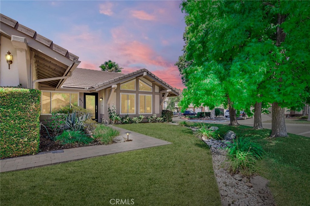 801 Avenida Loma