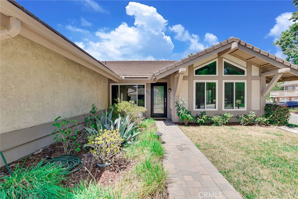 801 Avenida Loma