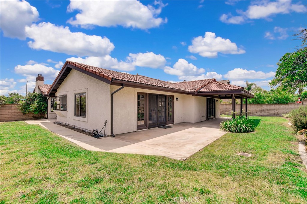 5697 Los Robles