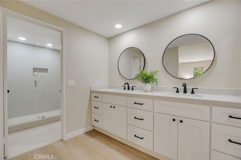 5697 Los Robles