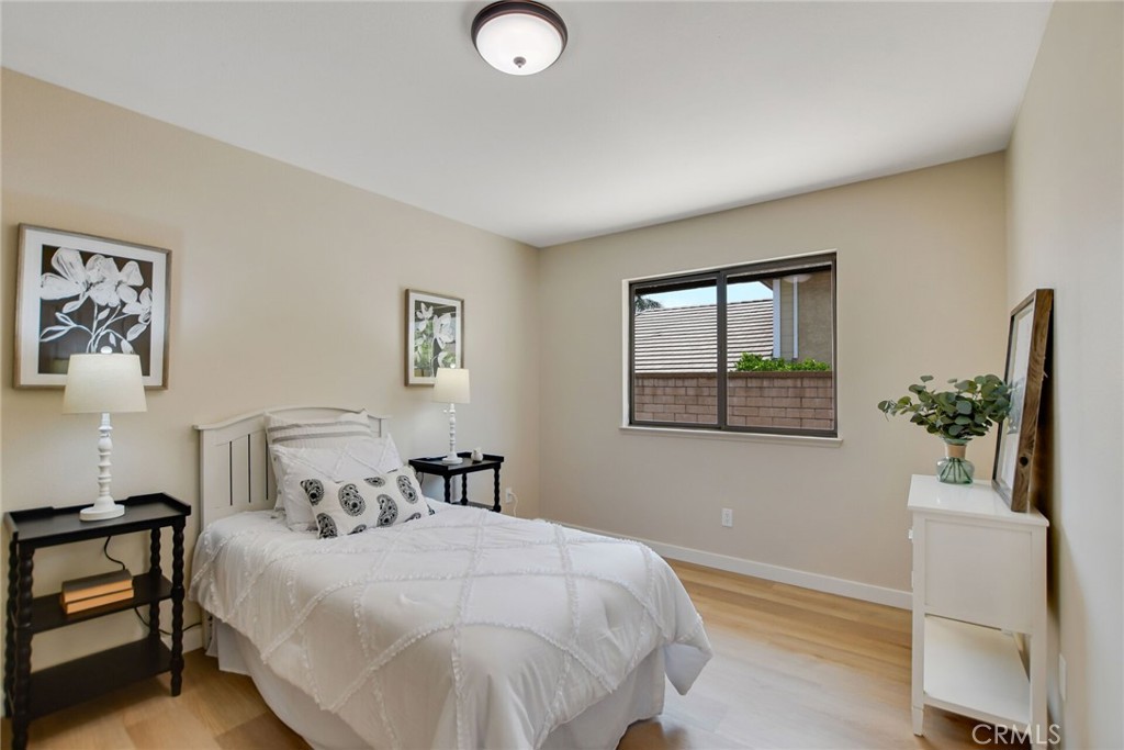 5697 Los Robles