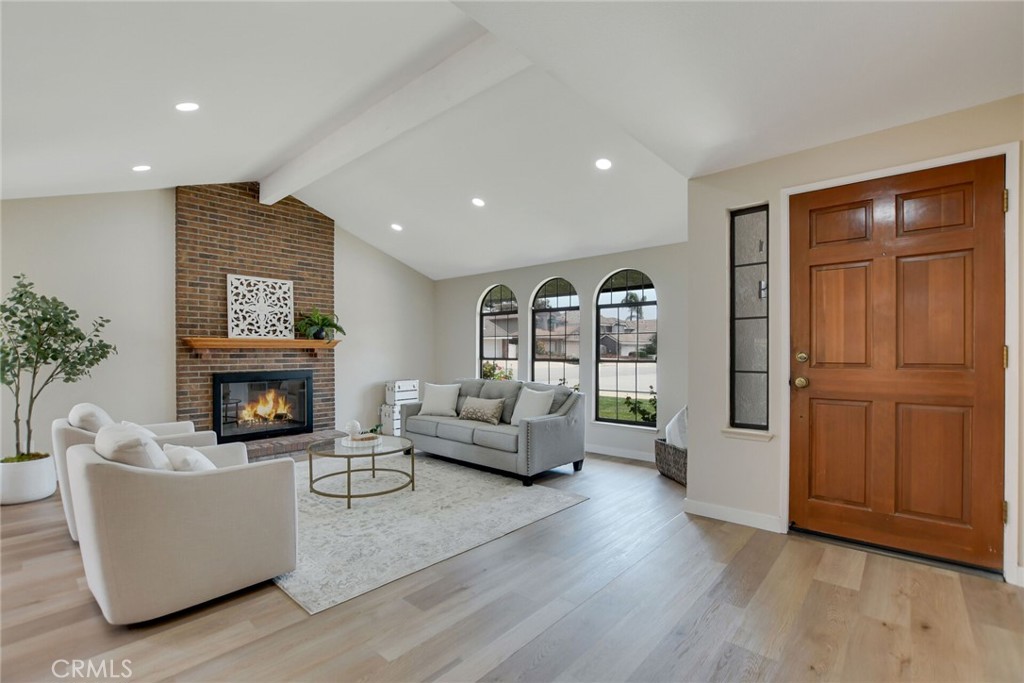 5697 Los Robles