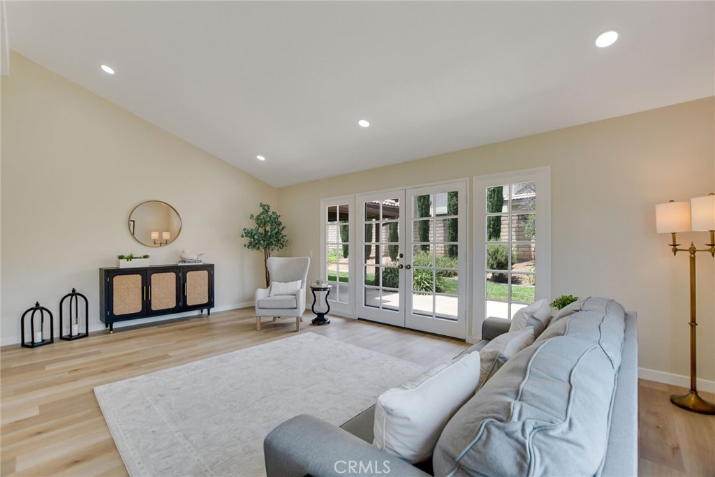 5697 Los Robles