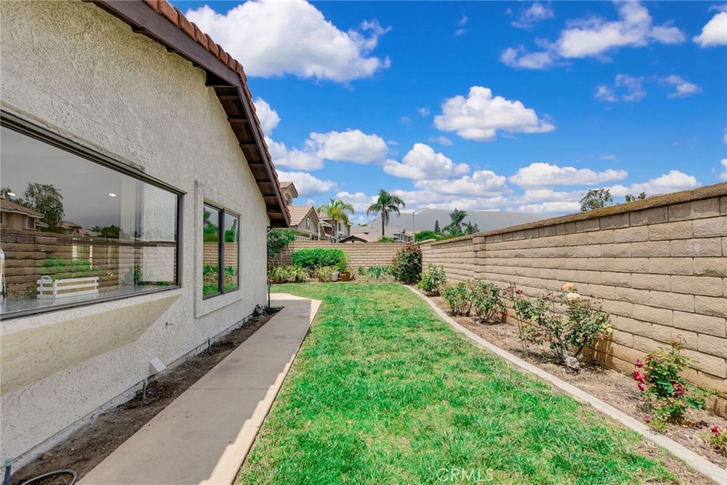 5697 Los Robles