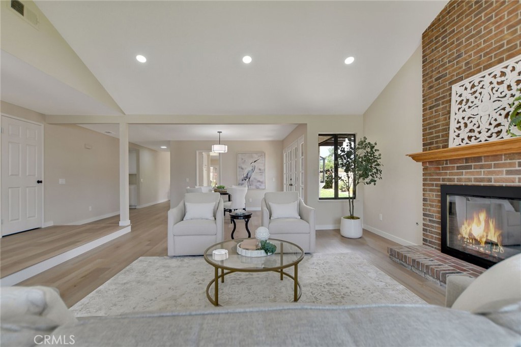 5697 Los Robles