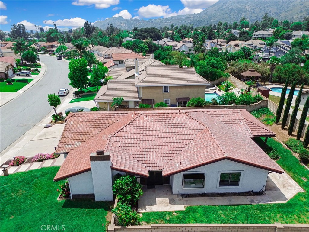 5697 Los Robles