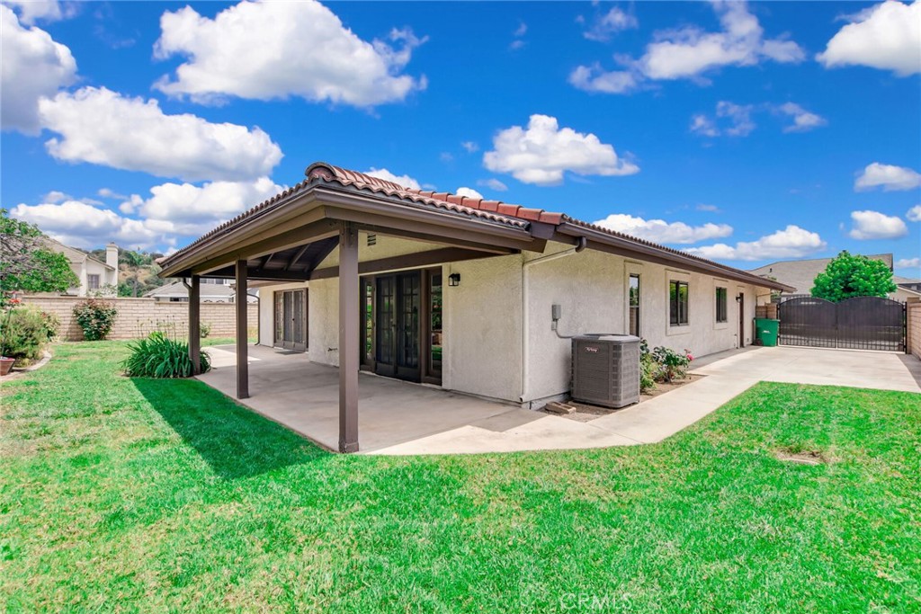 5697 Los Robles