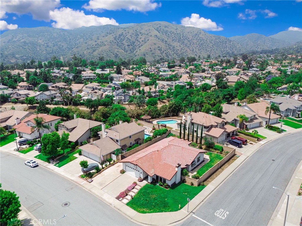 5697 Los Robles