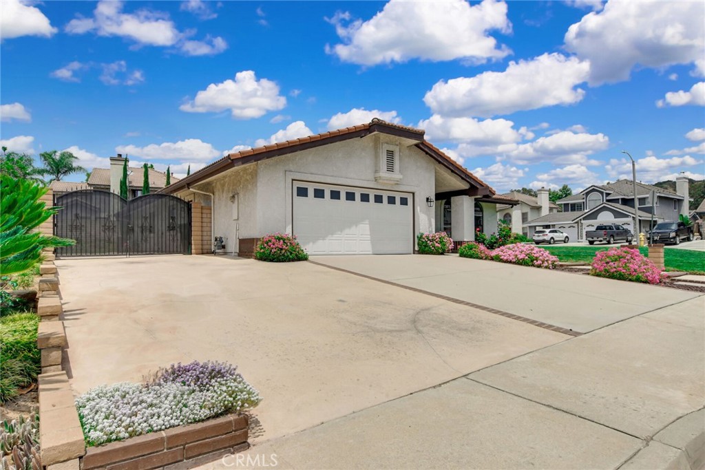 5697 Los Robles
