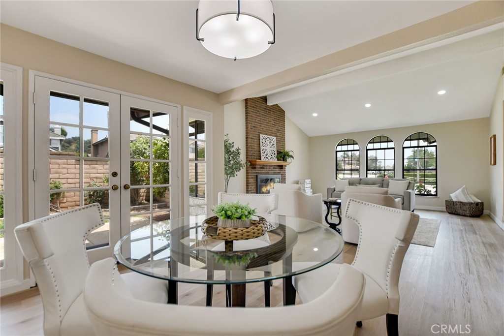 5697 Los Robles