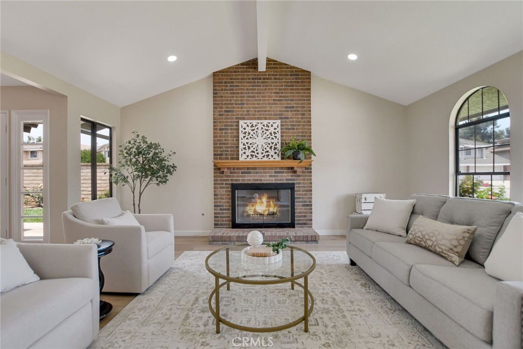 5697 Los Robles