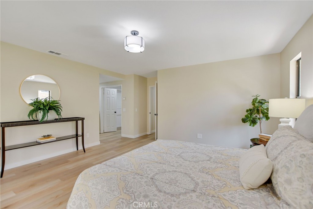 5697 Los Robles