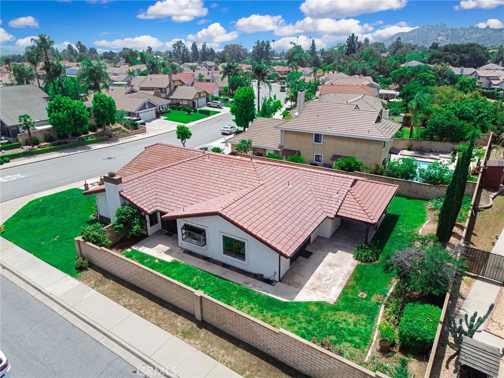 5697 Los Robles