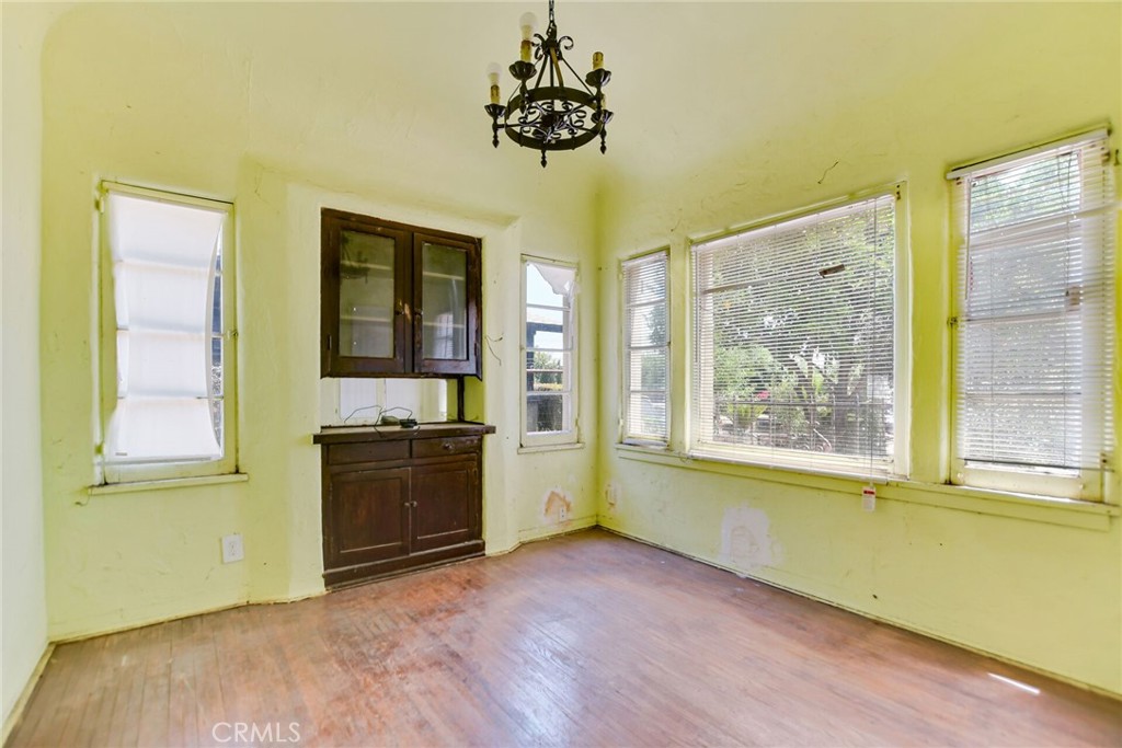 585 Mountain View Street