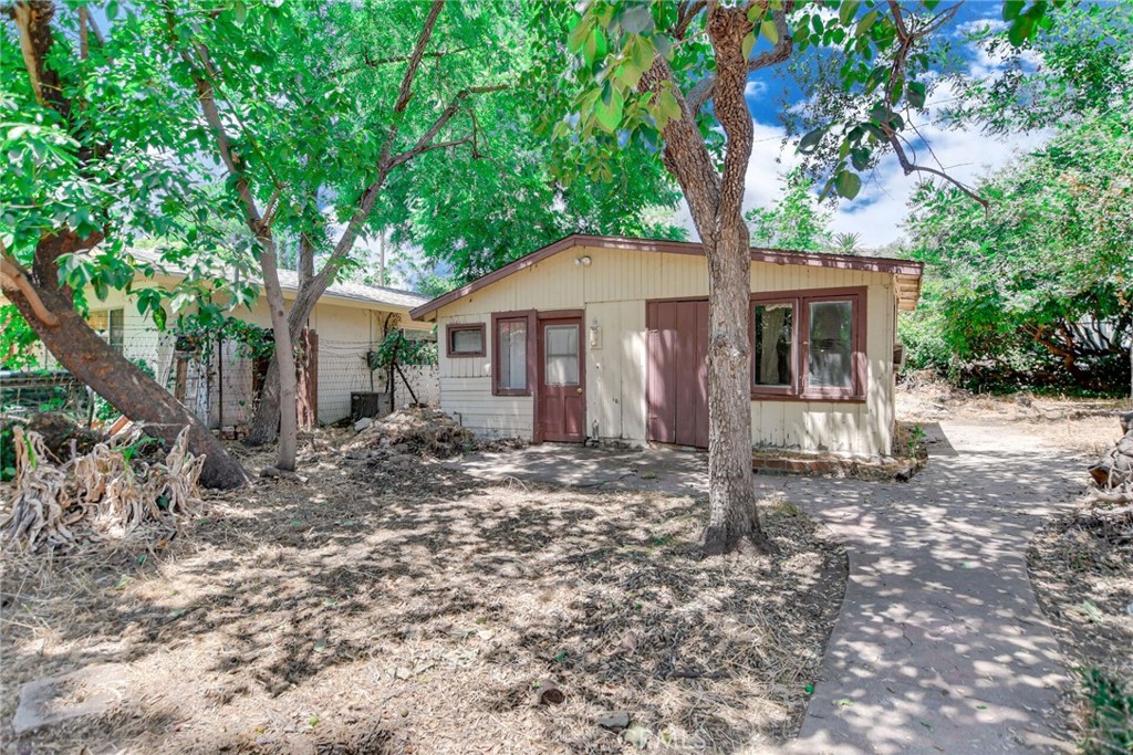 585 Mountain View Street