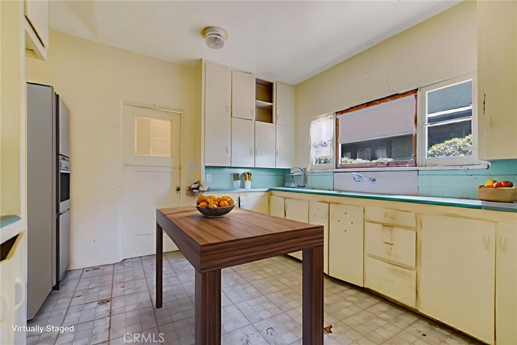 585 Mountain View Street