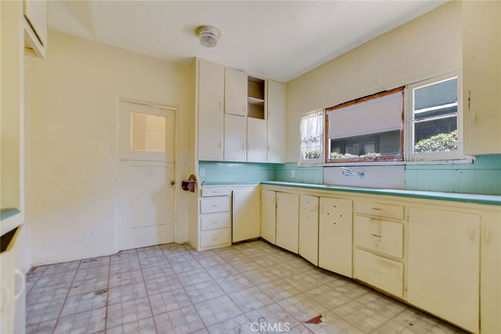 585 Mountain View Street