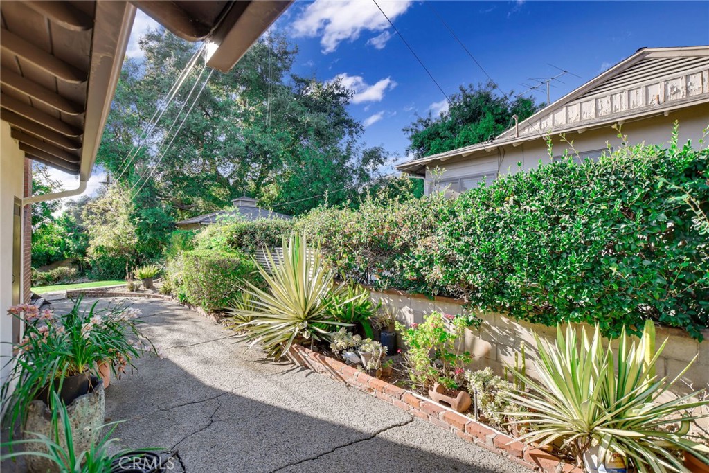 617 N Vista Bonita Avenue