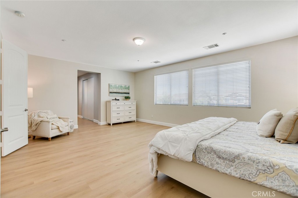 5042 Glenwood Avenue