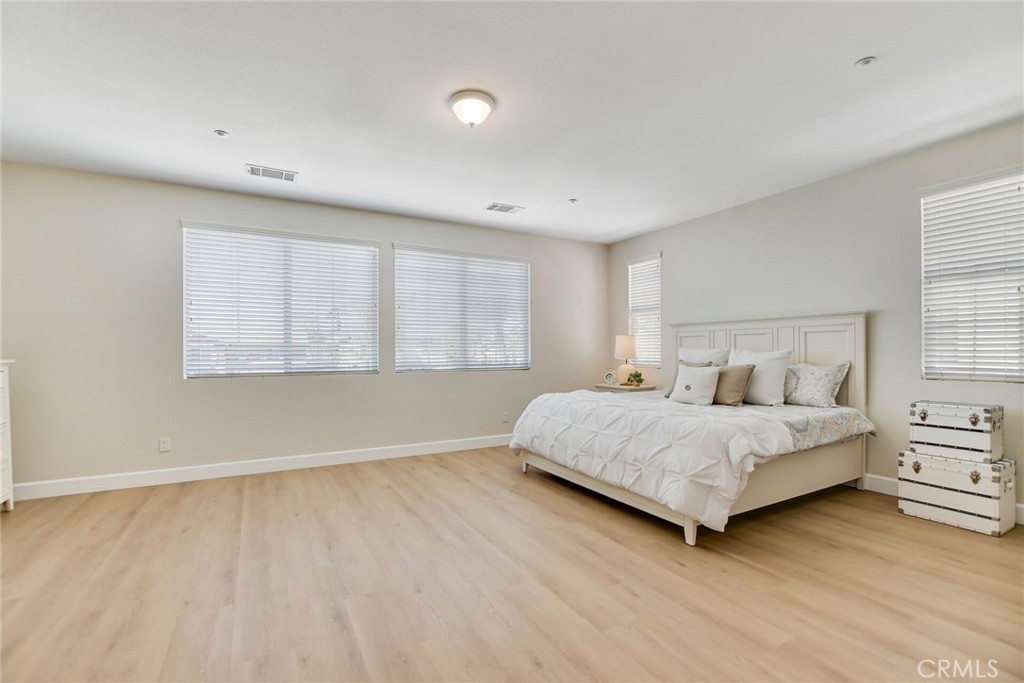 5042 Glenwood Avenue