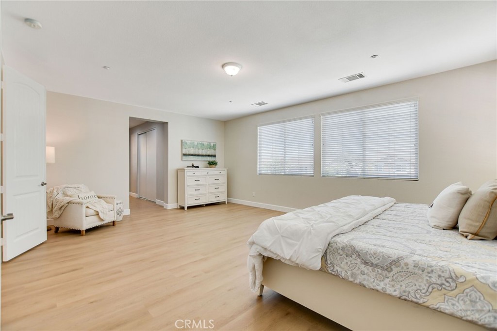 5042 Glenwood Avenue