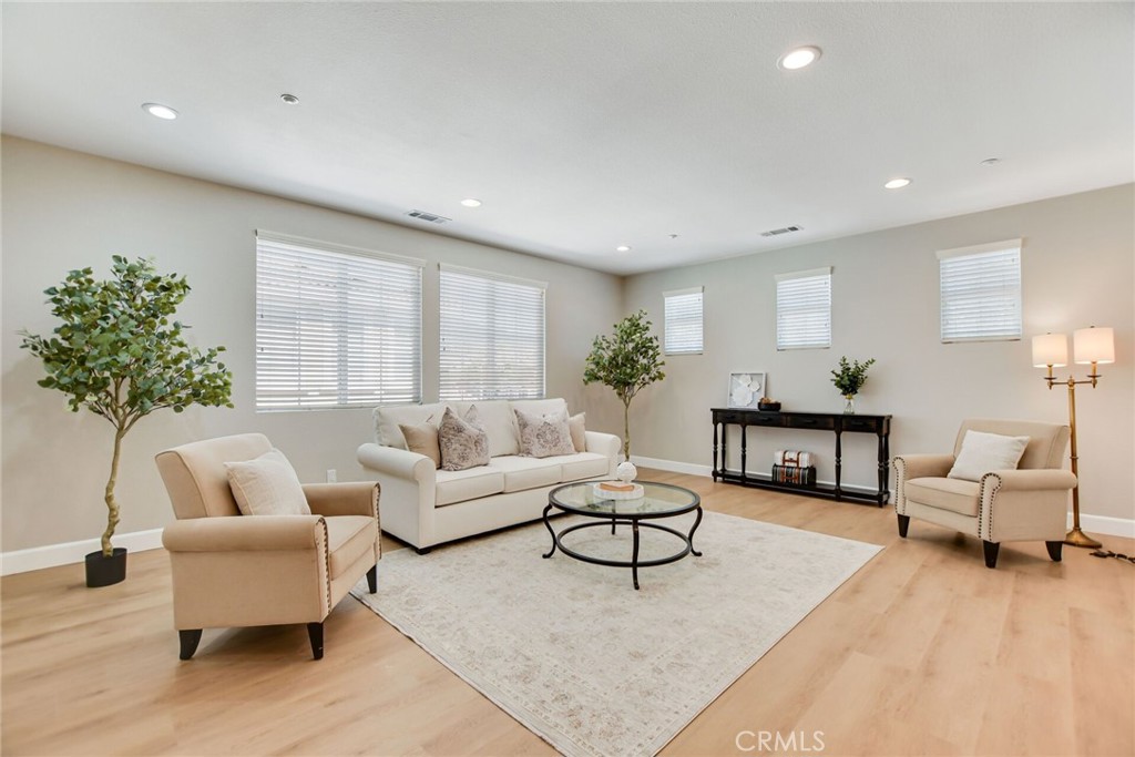 5042 Glenwood Avenue