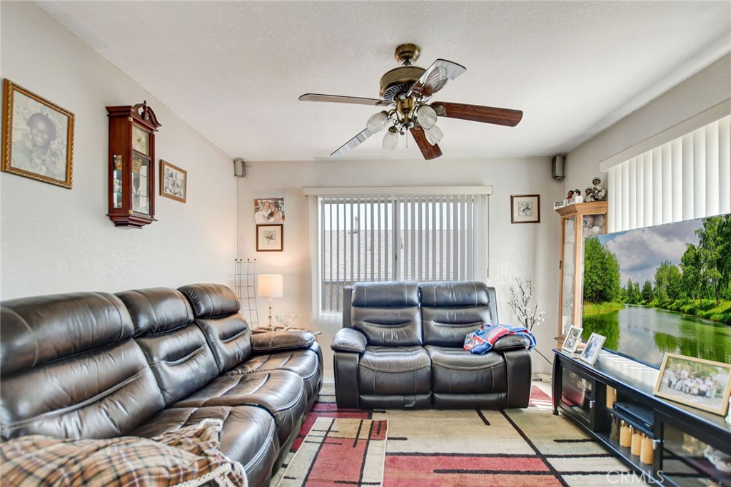828 W 73rd