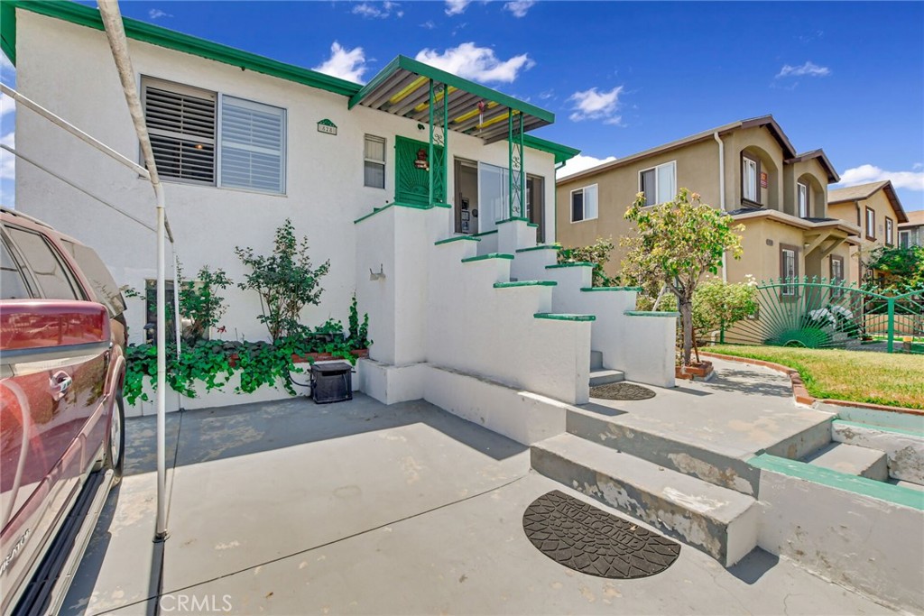 828 W 73rd