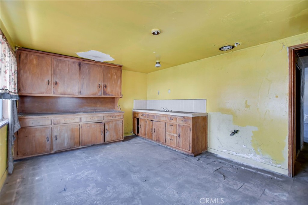 828 W 73rd